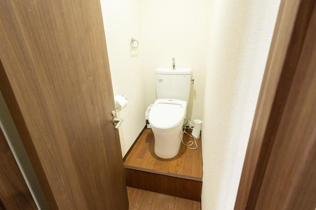 3ベッドルームとリビング 4部屋全て個室 混まない2つのシャワールームとトイレ 東新宿駅2分8名 Токио 0*,