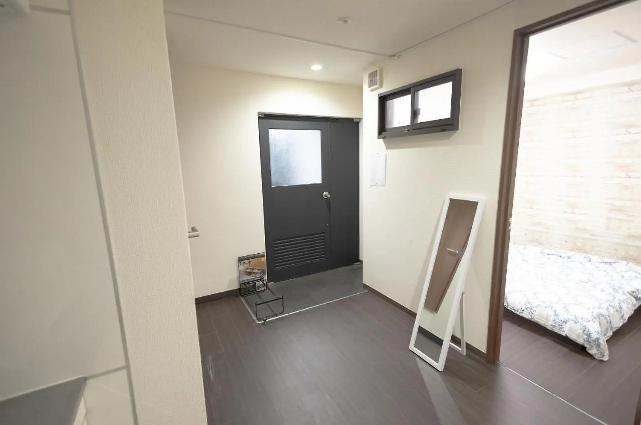 Апартаменты 3ベッドルームとリビング 4部屋全て個室 混まない2つのシャワールームとトイレ 東新宿駅2分8名 Токио