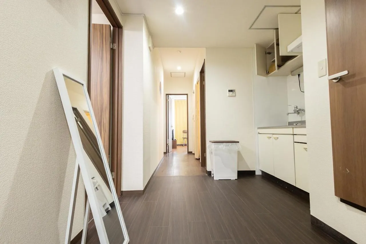 3ベッドルームとリビング 4部屋全て個室 混まない2つのシャワールームとトイレ 東新宿駅2分8名 Токио Апартаменты