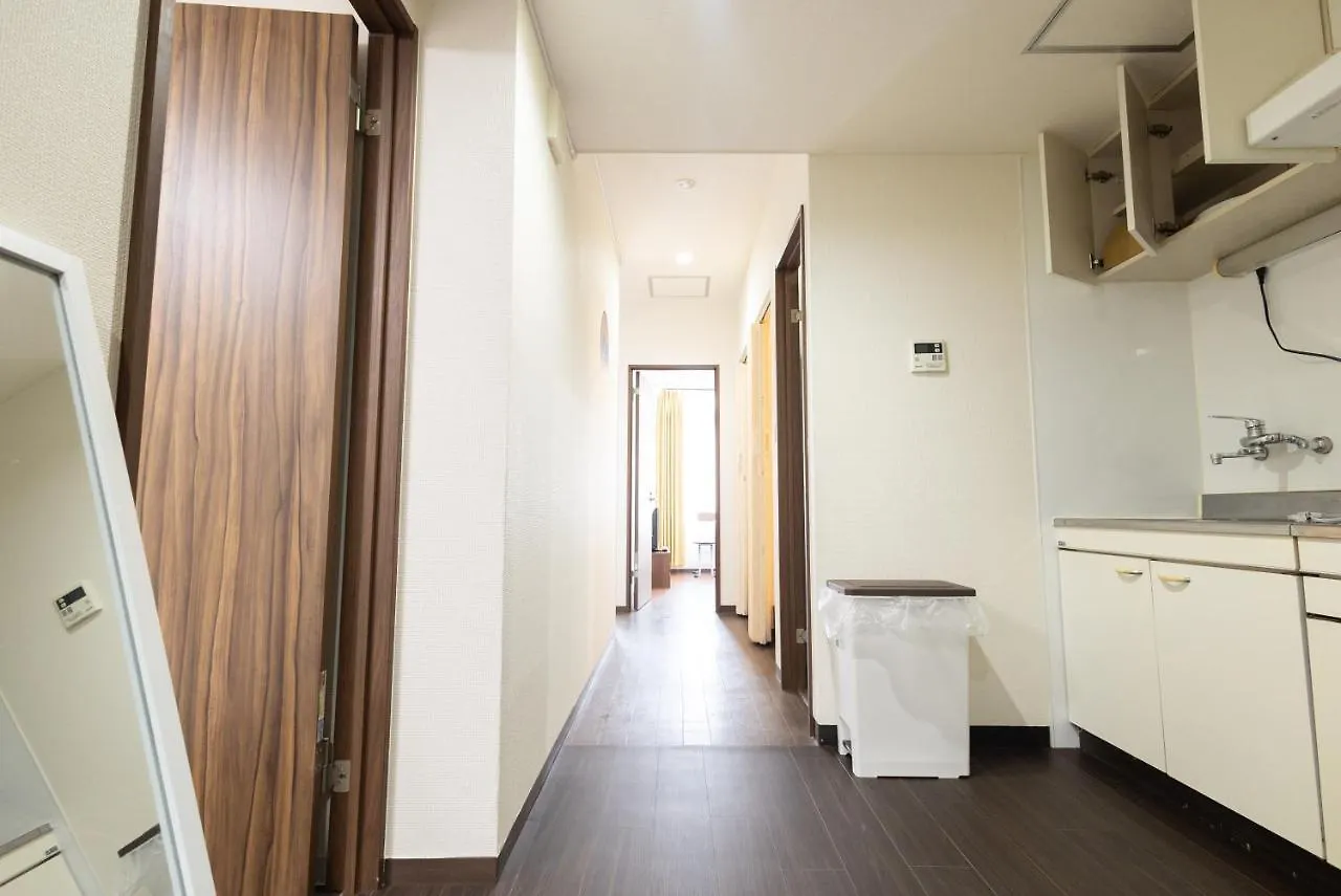 3ベッドルームとリビング 4部屋全て個室 混まない2つのシャワールームとトイレ 東新宿駅2分8名 Токио