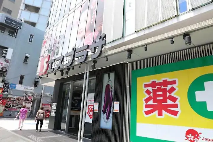 3ベッドルームとリビング 4部屋全て個室 混まない2つのシャワールームとトイレ 東新宿駅2分8名 Токио Апартаменты