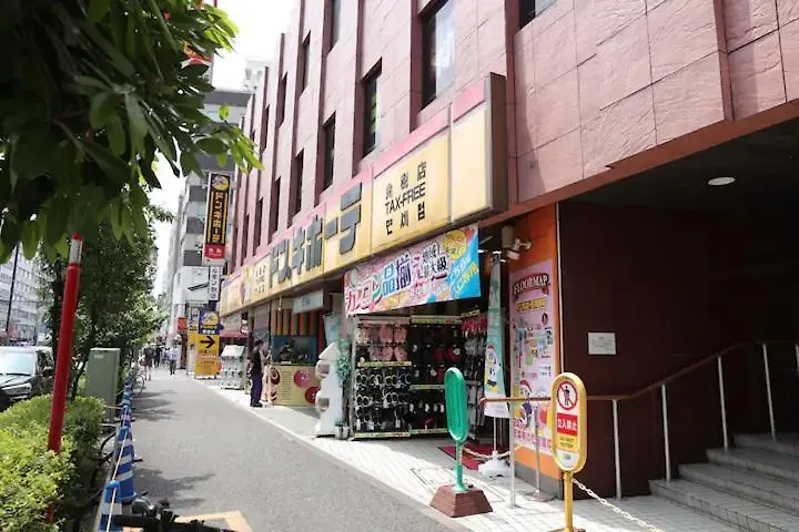 Апартаменты 3ベッドルームとリビング 4部屋全て個室 混まない2つのシャワールームとトイレ 東新宿駅2分8名 Токио